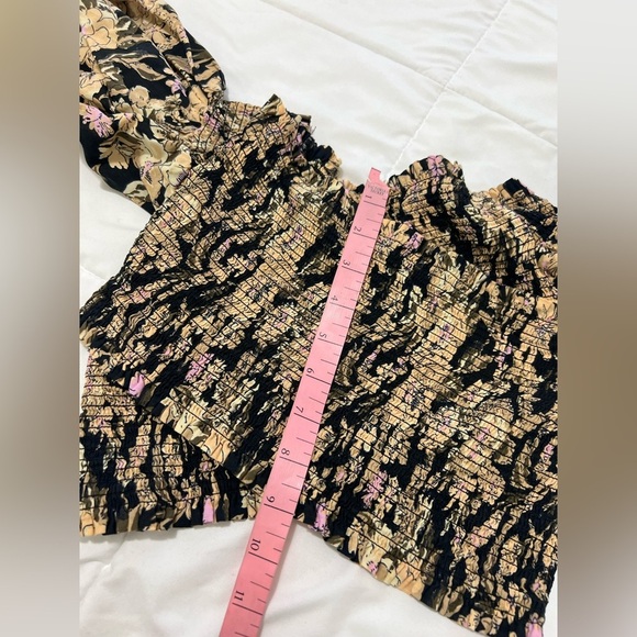 Free people shoulder off floral East To West Smocked Top size XS - Picture 5 of 9